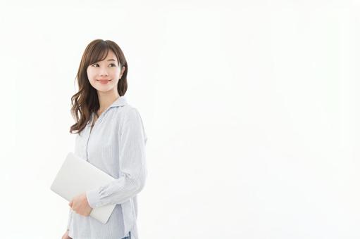 若い女性 ノートパソコン 若い女性 ノートパソコン 女性,ノートパソコン,ビジネスの写真素材