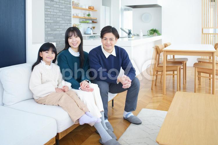 ソファーに座ってカメラ目線の家族 家族,女の子,女性の写真素材