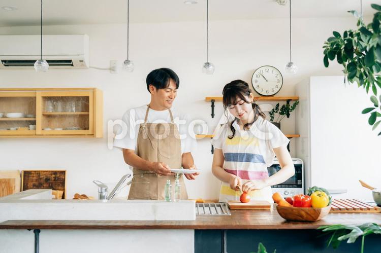 一緒に料理を作る男女（笑顔・夫婦） 料理,キッチン,家事の写真素材