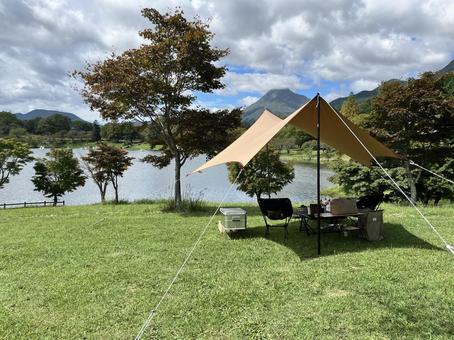 湖のあるキャンプ場 湖のあるキャンプ場 キャンプ,秋,タープの写真素材