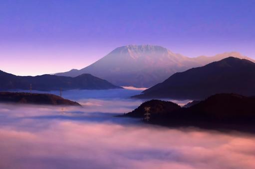 朝陽に染まる雲海と大山遠景 雲海,大山,朝陽の写真素材