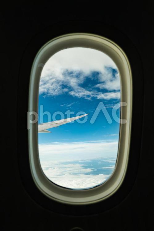 曇りの飛行機からの風景 飛行機,窓,空の写真素材