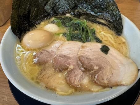 ラーメン ラーメン とんこつ醤油ラーメン,豚骨醤油ラーメン,ラーメンの写真素材
