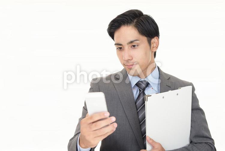 スマートフォンを持つビジネスマン 男性,サラリーマン,ビジネスマンの写真素材
