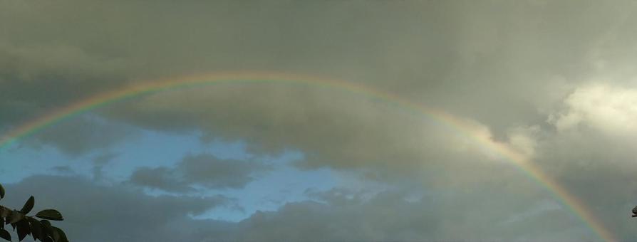雨上がりの空と虹 雨上がりの空と虹の写真