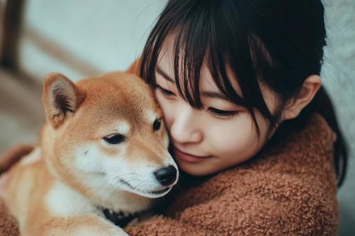 柴犬を抱きしめる女性 柴犬を抱きしめる女性の写真