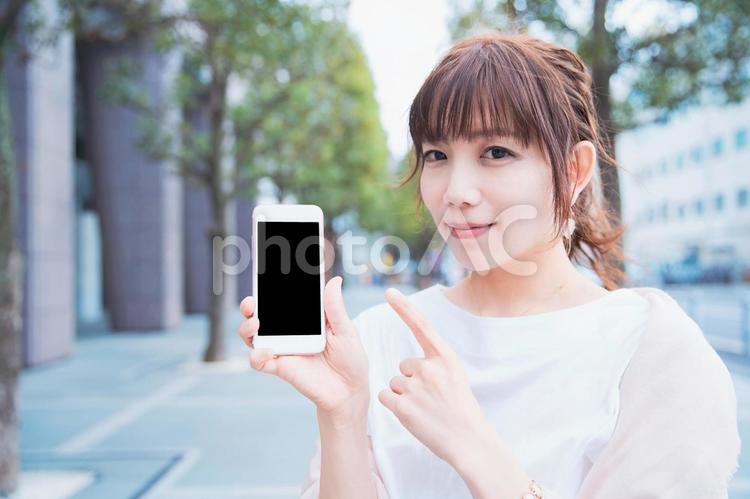 スマートフォンを操作する女性 スマホ,スマートフォン,女性の写真素材