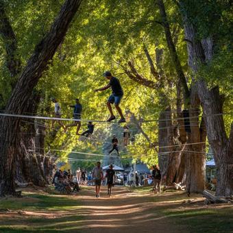木々に囲まれた公園でスラックライン 木々に囲まれた公園でスラックラインの写真