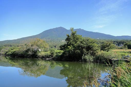 つくば市の燧ヶ池から見た青空の下の筑波山 つくば市の燧ヶ池から見た青空の下の筑波山の写真