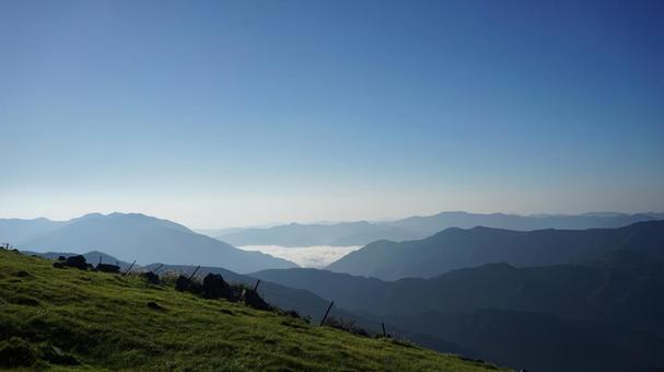 四国カルストの朝霧と山並み 四国カルスト,朝霧,山並みの写真素材