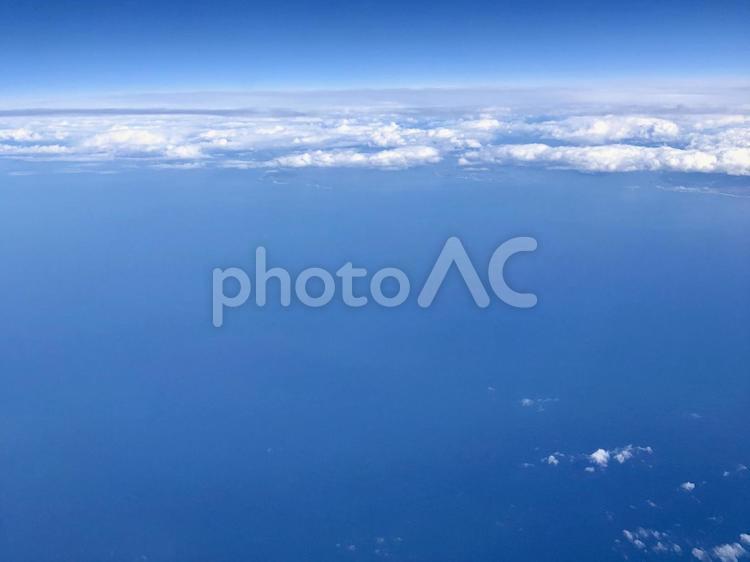 飛行機の中から見た海 海,そら,空の写真素材