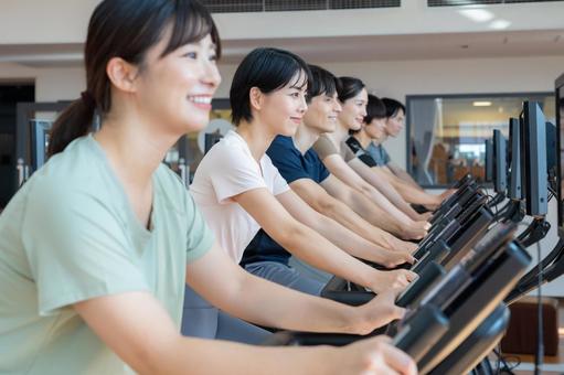 スポーツジムでトレーニングをする若い男女 スポーツジム,フィットネス,ダイエットの写真素材