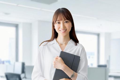 タブレットを持つ笑顔のビジネスウーマン タブレットを持つ笑顔のビジネスウーマン 女性,笑顔,微笑むの写真素材