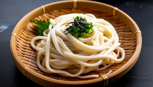 ざるに盛られたうどんの麺 ざるに盛られたうどんの麺の写真