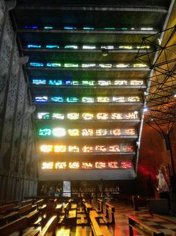 虹色のステンドグラスの教会 虹色のステンドグラスの教会の写真