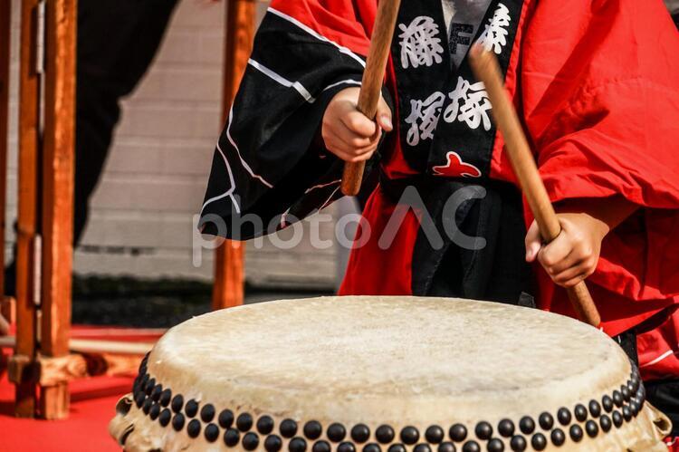 和太鼓を叩く子供のイメージ 和太鼓,太鼓,楽器の写真素材