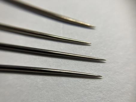 4本の裁縫針 4本の裁縫針 裁縫,針,家庭科の写真素材