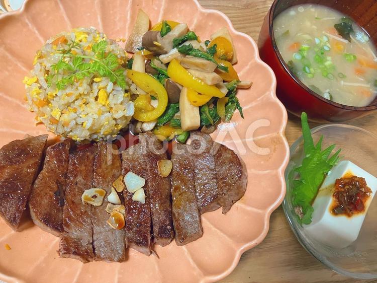 家庭の食卓ステーキ定食 ステーキ,家庭料理,味噌汁の写真素材