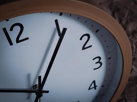 薄暗い部屋の時計 時計,薄暗い,時間の写真素材