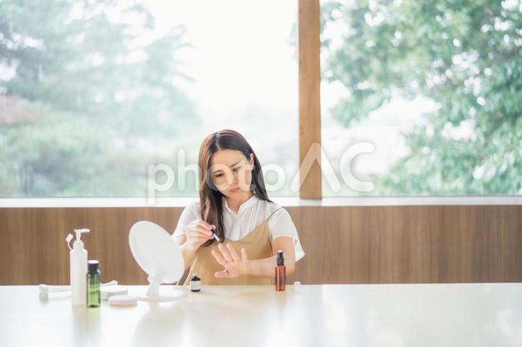 家でセルフネイルをする女性（困る） ネイル,セルフネイル,ネイルケアの写真素材