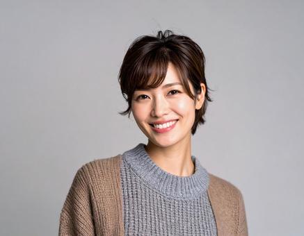 カットモデル笑顔の女性 カットモデル笑顔の女性の写真