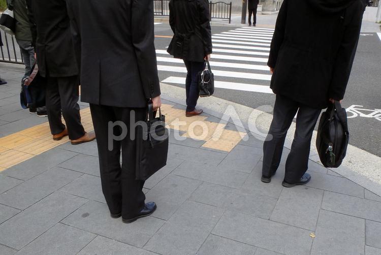 信号待ちのサラリーマン 20代男性,30代男性,40代男性の写真素材