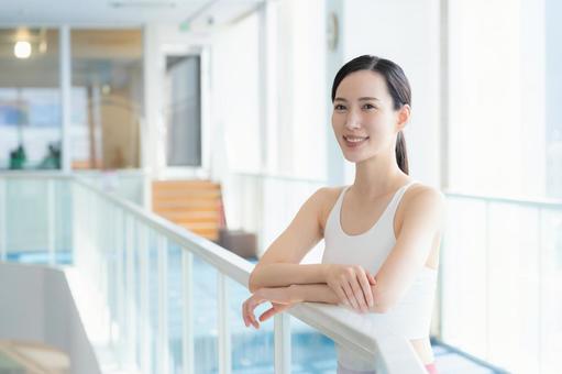 スポーツジムでトレーニングをする若い女性 スポーツジム,フィットネス,ダイエットの写真素材