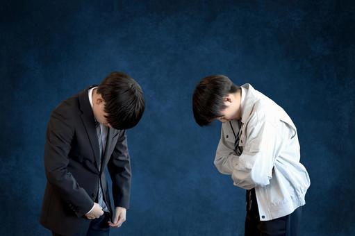 うなだれるビジネスマンたち うなだれるビジネスマンたち 謝罪,お詫び,頭を下げるの写真素材