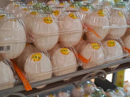 スーパーの卵(白玉)売場 スーパーの卵(白玉)売場 卵,たまご,ラックの写真素材