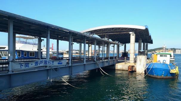 関門汽船 門司港乗り場　下関唐戸港ゆき 桟橋,渡し舟,北九州市の写真素材