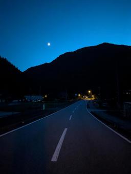 上弦の月が照らす田舎の夜道～縦ver.～ 夜道,上弦の月,稜線の写真素材