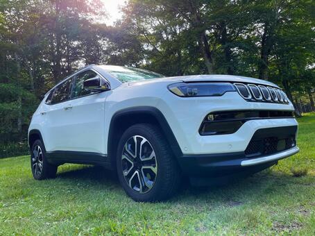 斜め前から見た車 suv,車,自動車の写真素材