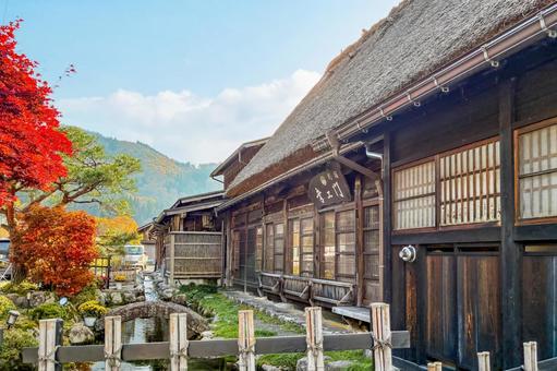 秋深い白川郷で色づいた木々と合掌作りの家 合掌造り,幸エ門,白川郷の写真素材