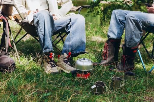 芝生に立つ人物の足元と犬 足元,チェア,座るの写真素材