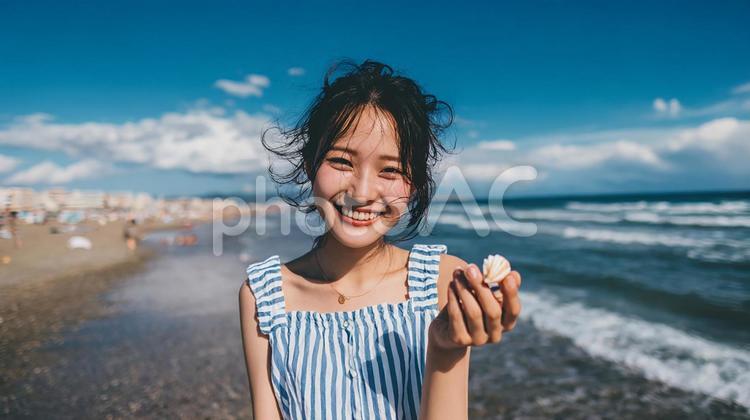 海辺の散歩で見つけた小さな宝物 女性,日本人,笑顔の写真素材