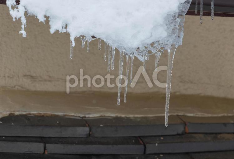 屋根から垂れる雪と氷柱 氷柱,雪,氷の写真素材