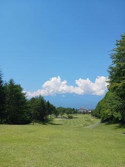 青空と美しいゴルフ場の夏景色 青空と美しいゴルフ場の夏景色の写真