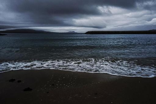 <Goto scenery> A beach at dawn on a cloudy day, cloudy, breaking dawn, morning, JPG