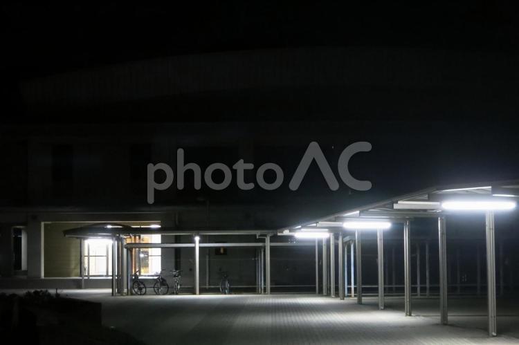 	夜の体育館までの街灯 光,夜,ライトの写真素材