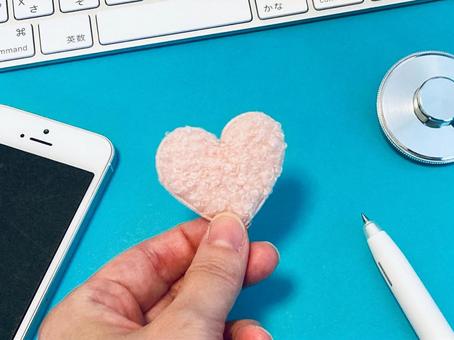 ピンクハートを持つ手元(スマホ、聴診器) ピンクハートを持つ手元(スマホ、聴診器) ハート,支援,援助の写真素材