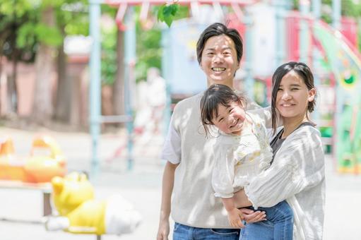 公園で遊ぶ親子 公園で遊ぶ親子 人物,家族,女性の写真素材