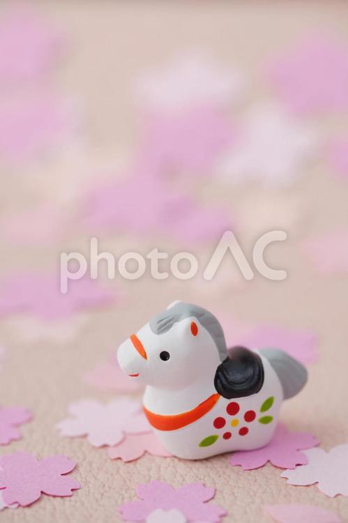 桜の花に囲まれる午の置物 干支,午,馬の写真素材