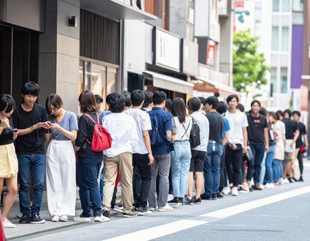 人気の店に並ぶ人々の行列イメージ 人気の店に並ぶ人々の行列イメージの写真