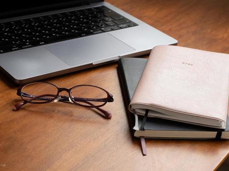 パソコンの前のノートとメガネ ノート,2冊,メガネの写真素材