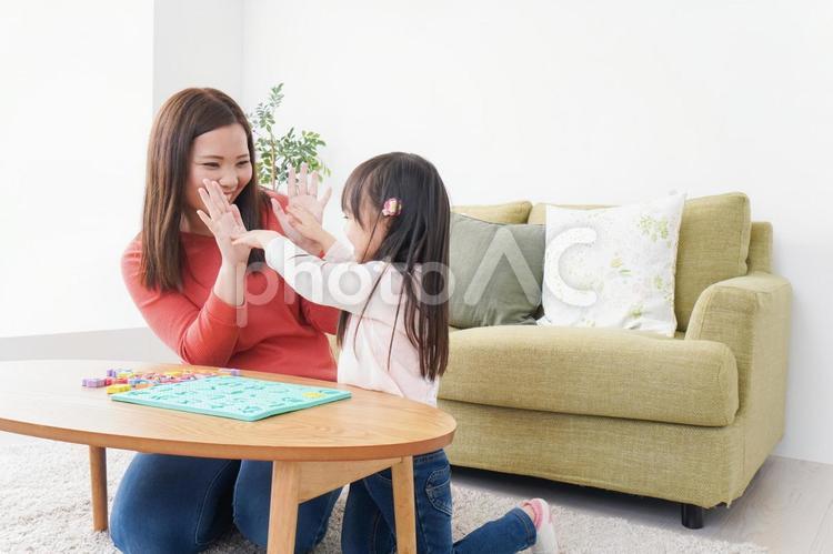 家で勉強をする親子 親子,家,養育費の写真素材