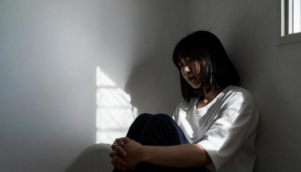 辛さを抱える女性 辛さを抱える女性の写真