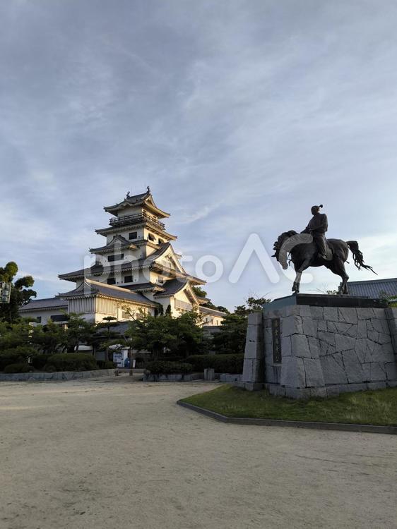 今治城と藤堂高虎公の像 今治城,藤堂高虎,吹揚城の写真素材