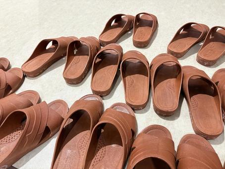 たくさん置かれた便所サンダル たくさん置かれた便所サンダル 便所サンダル,履物,pvcの写真素材