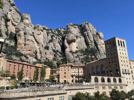 駅からモンセラット修道院を望む 駅からモンセラット修道院を望む バルセロナ,スペイン,カタルーニャの写真素材