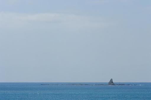 青い空とターコイズブルーの海と烏帽子岩 青い空とターコイズブルーの海と烏帽子岩 青空,海,ターコイズブルーの写真素材